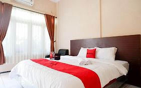 Reddoorz Plus Near Stadion Wijaya Kusuma